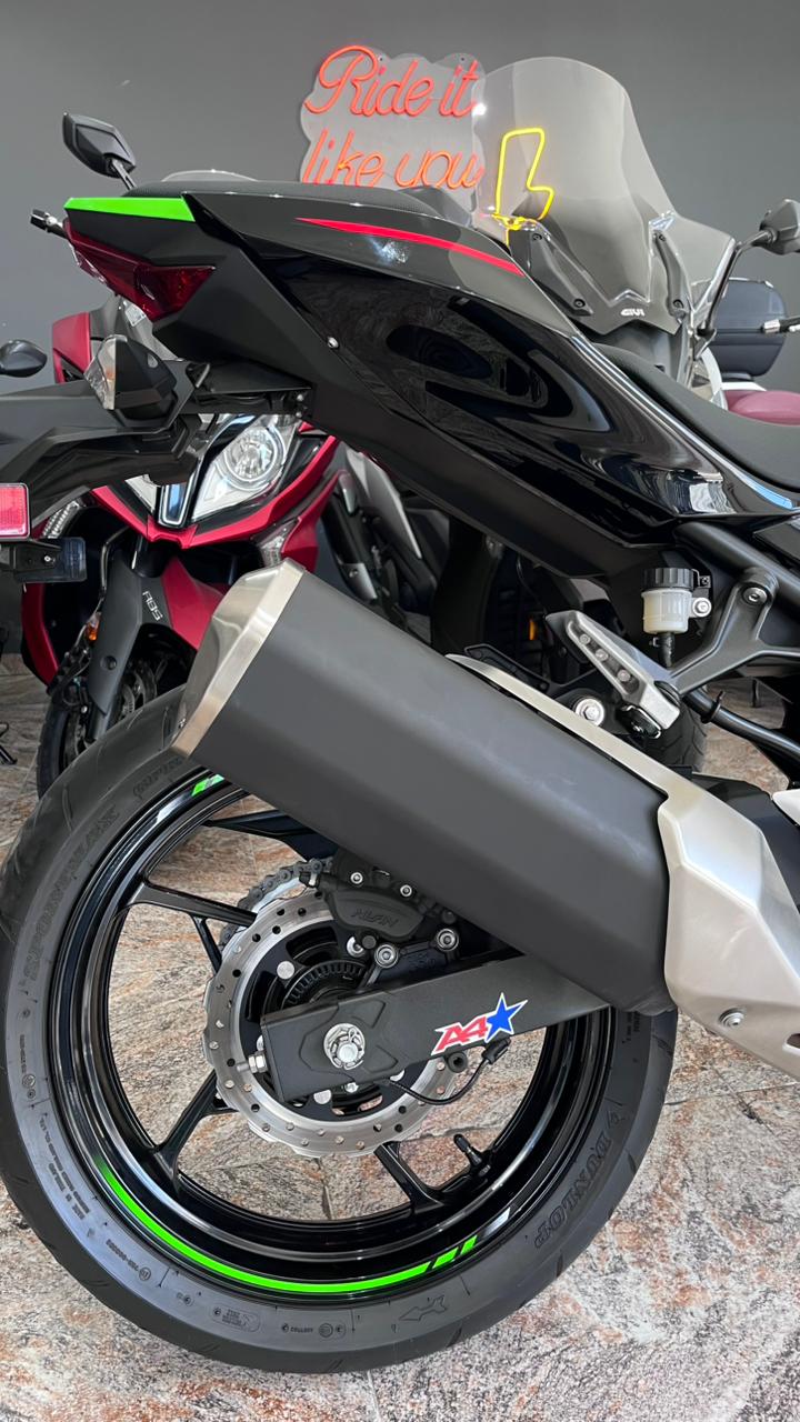 Mira esta publicación de Kawasaki Ninja 400 KRT 2023 en Motordil