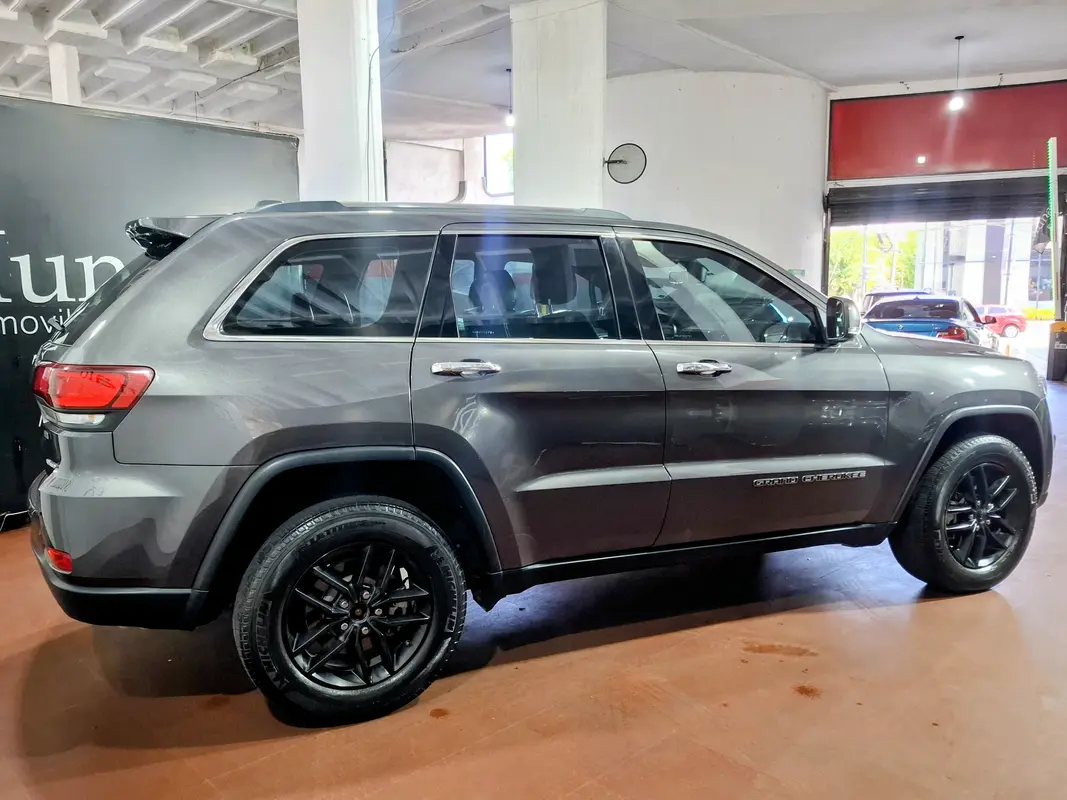 Mira esta publicación de Jeep Grand Cherokee 2021 en Motordil