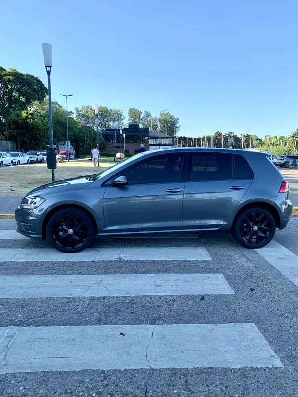 Mira esta publicación de Volkswagen Golf 2018 en Motordil