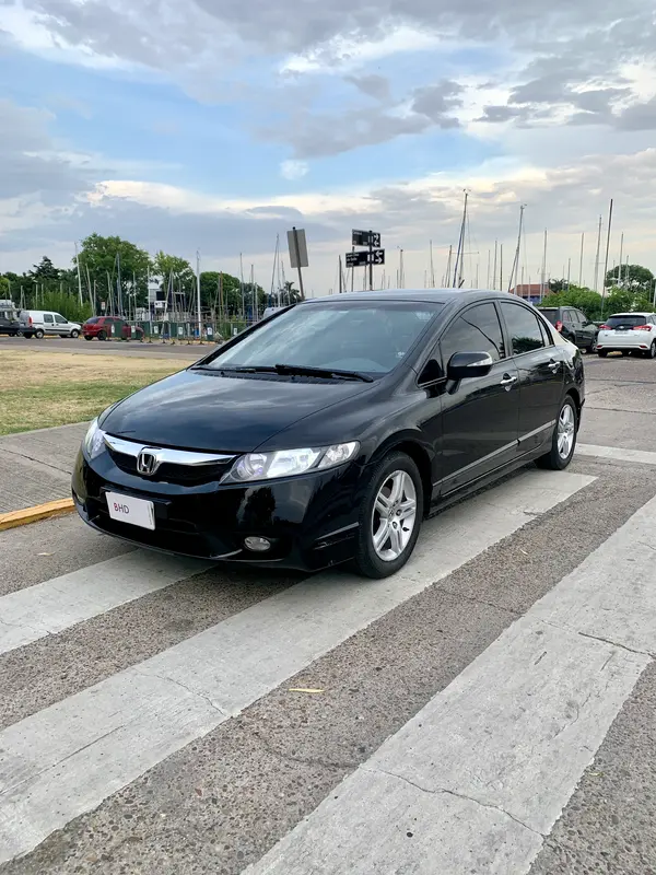 Mira esta publicación de Honda Civic 2011 en Motordil