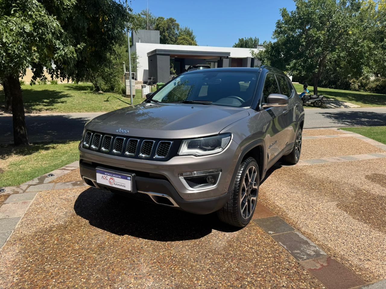 Mira esta publicación de Jeep Compass 2021 en Motordil
