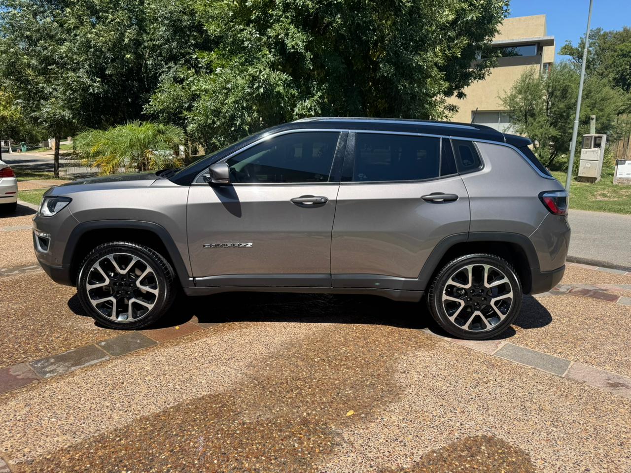 Mira esta publicación de Jeep Compass 2021 en Motordil