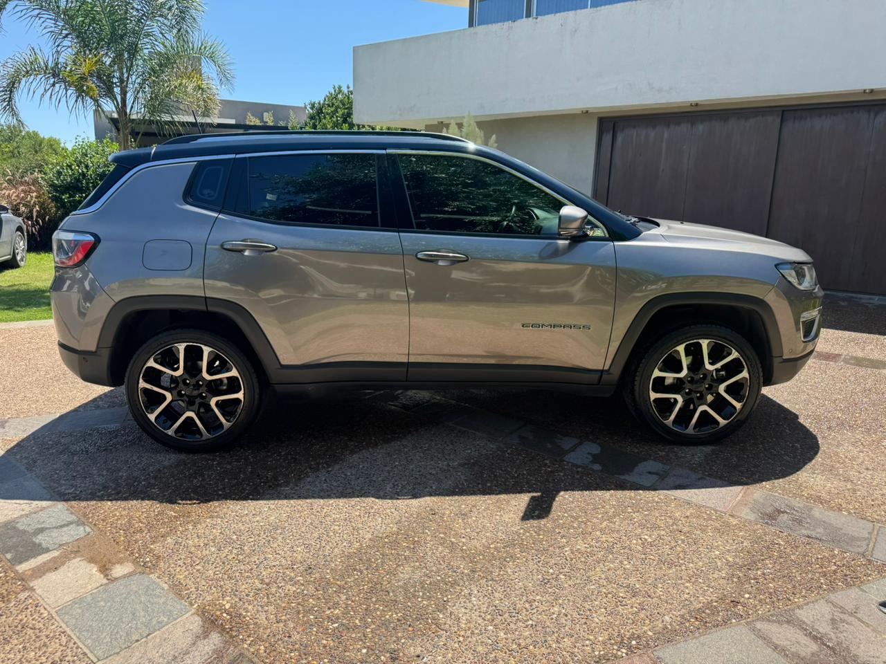 Mira esta publicación de Jeep Compass 2021 en Motordil