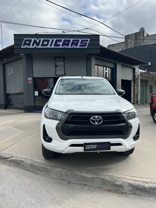 Mira esta publicación de Toyota Hilux 2022 en Motordil