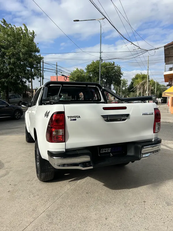 Mira esta publicación de Toyota Hilux 2022 en Motordil