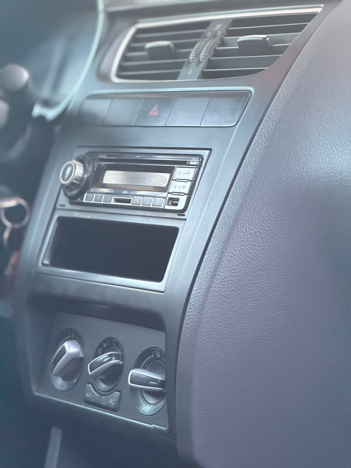 Mira esta publicación de Volkswagen Suran 2011 en Motordil