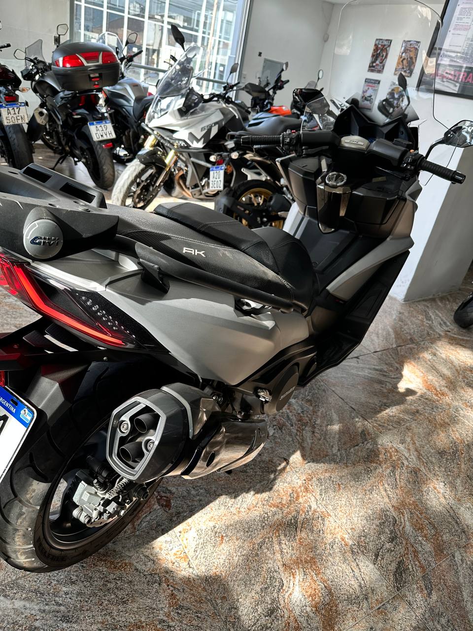 Mira esta publicación de Kymco AK 550 2020 en Motordil