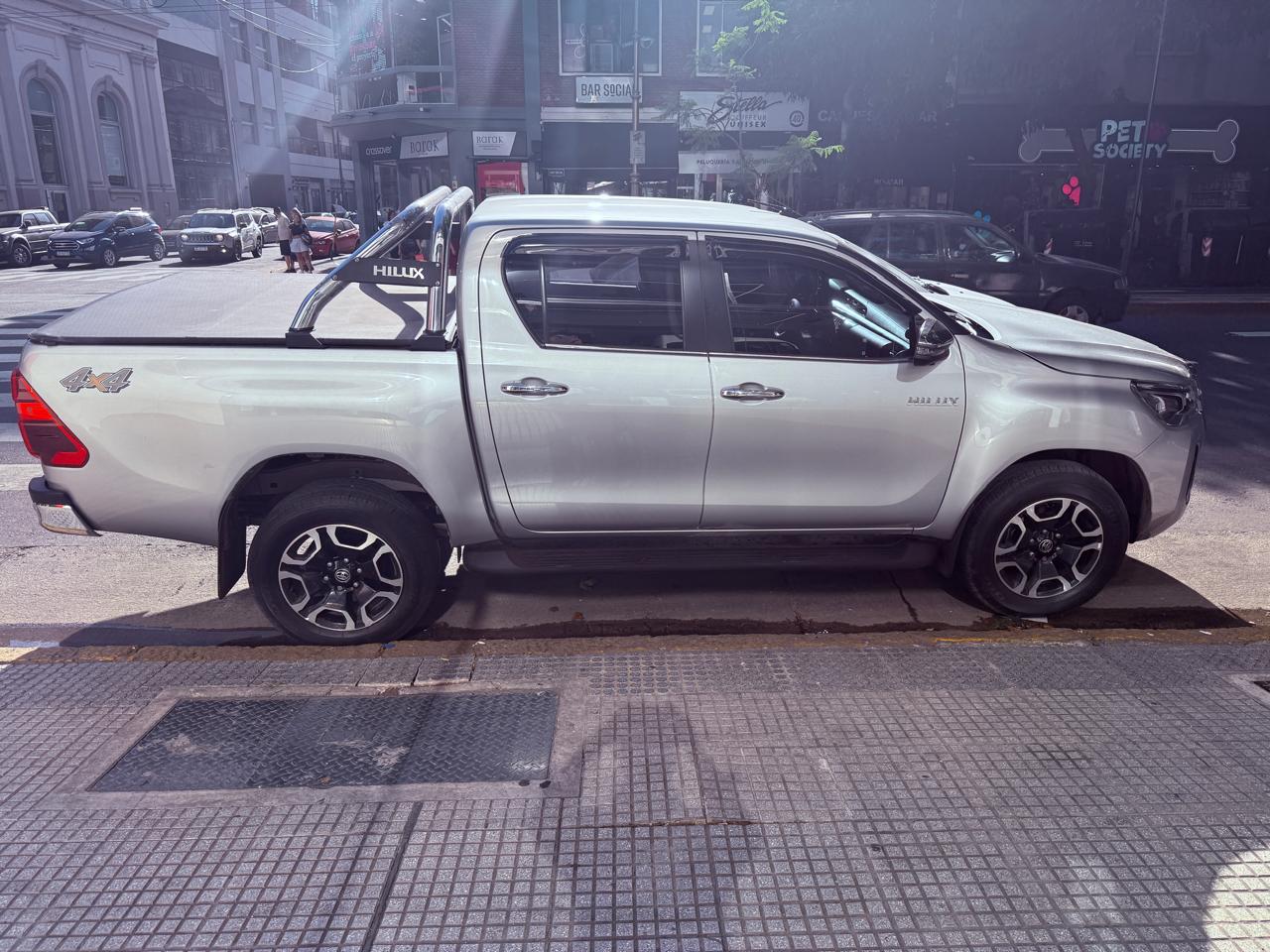 Mira esta publicación de Toyota Hilux 2023 en Motordil