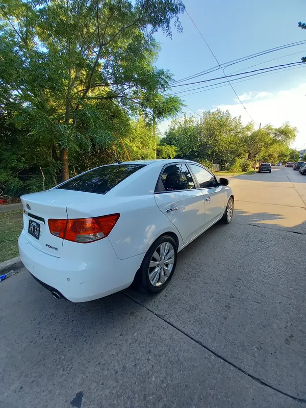 Mira esta publicación de KIA Cerato 2010 en Motordil