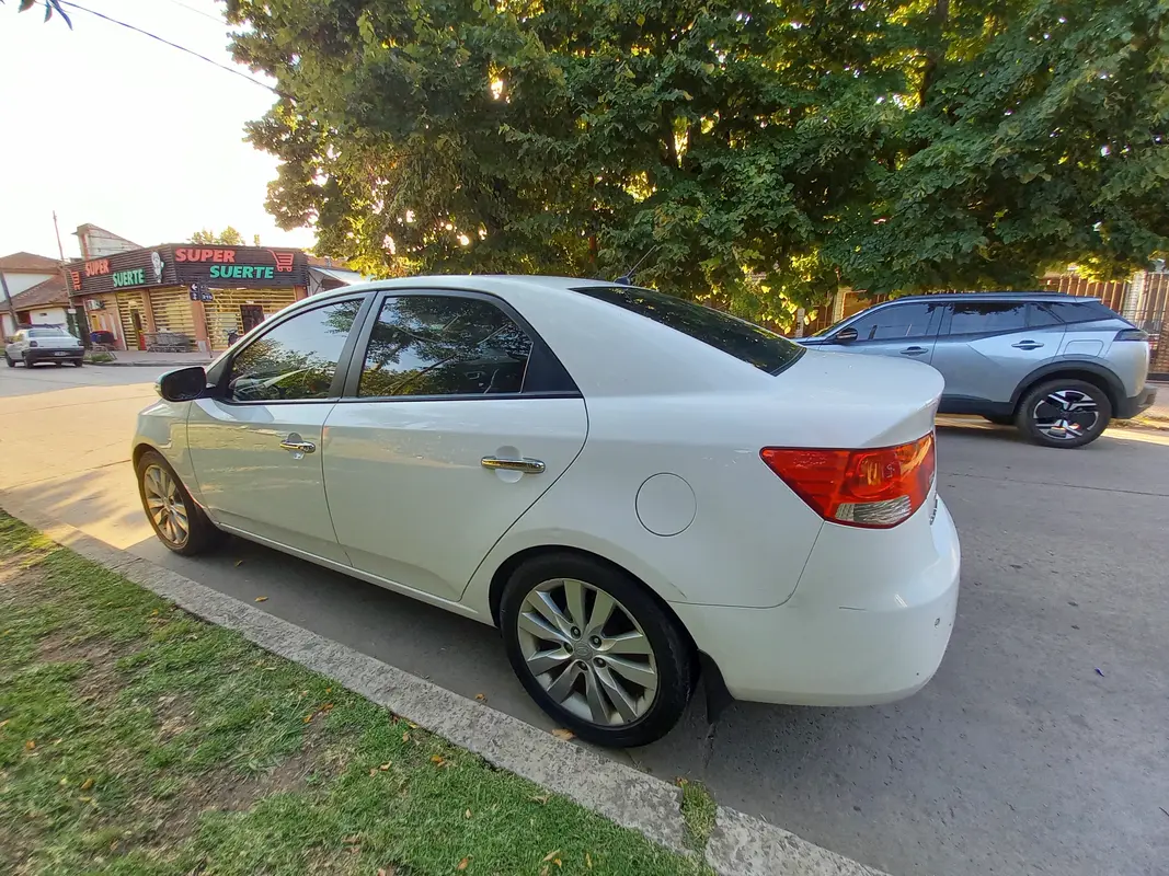 Mira esta publicación de KIA Cerato 2010 en Motordil
