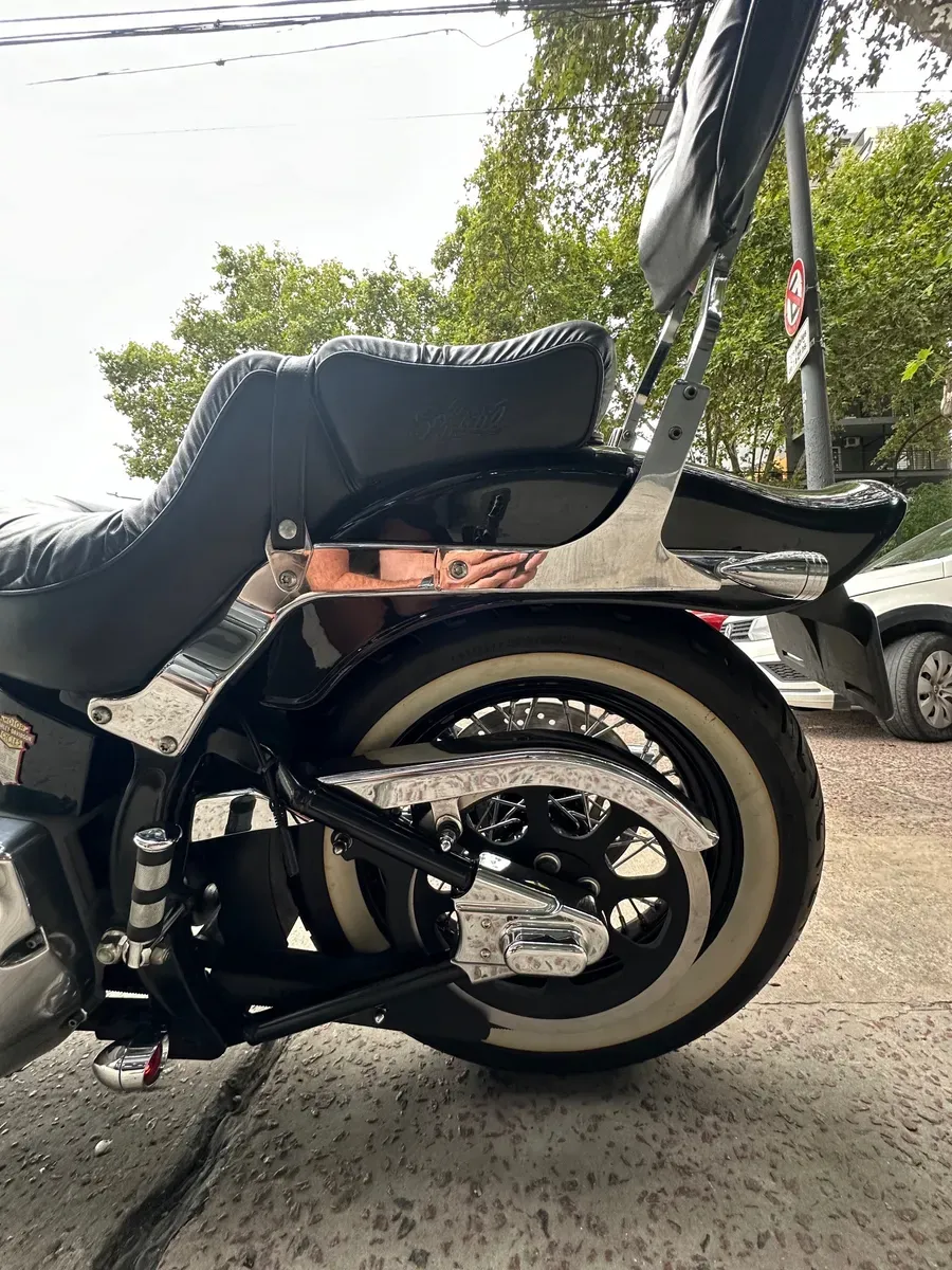 Mira esta publicación de Harley Davidson FLS Softail Slim Black 2000 en Motordil