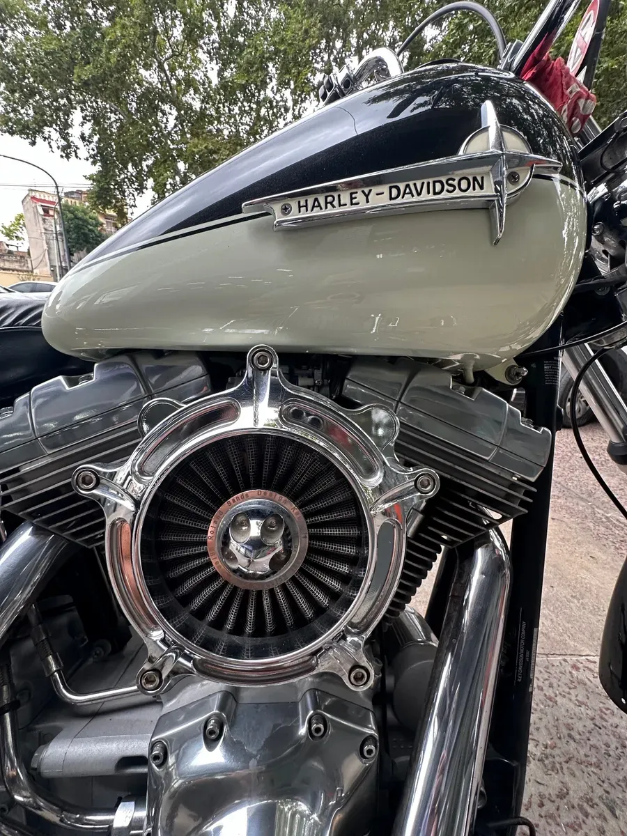 Mira esta publicación de Harley Davidson FLS Softail Slim Black 2000 en Motordil