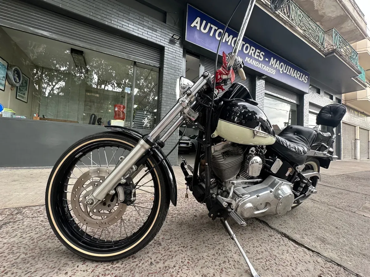 Mirá esta publicación de Harley Davidson FLS Softail Slim Black