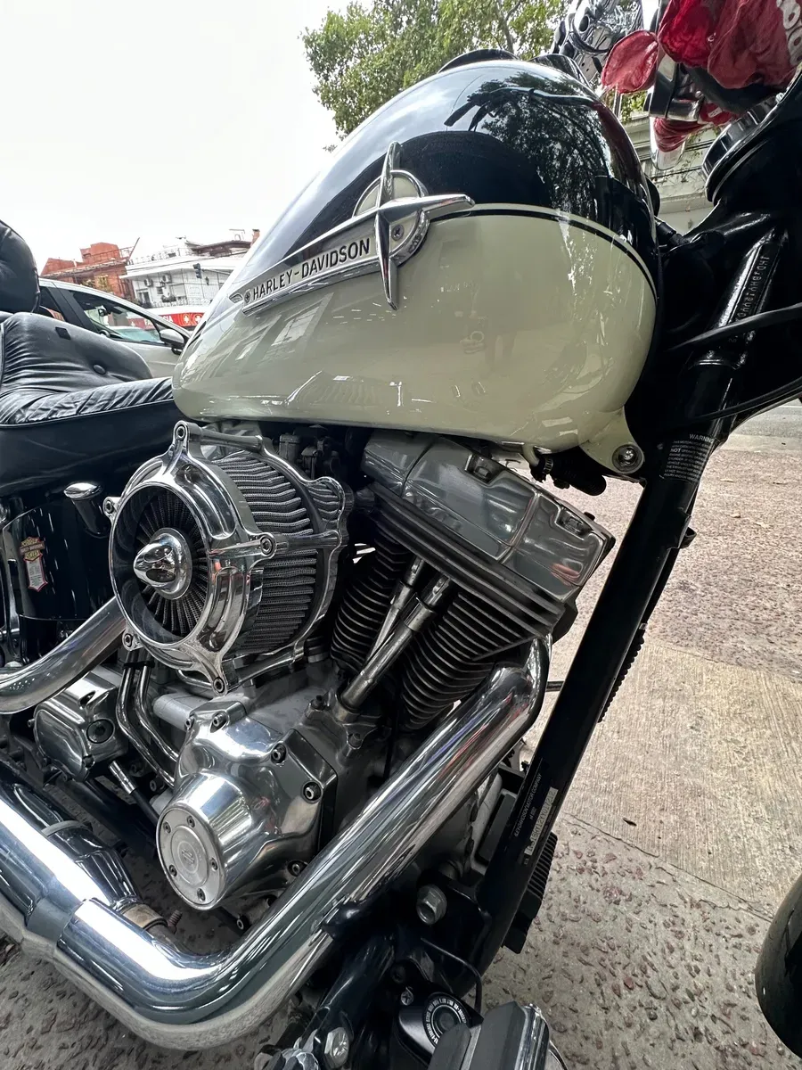 Mira esta publicación de Harley Davidson FLS Softail Slim Black 2000 en Motordil