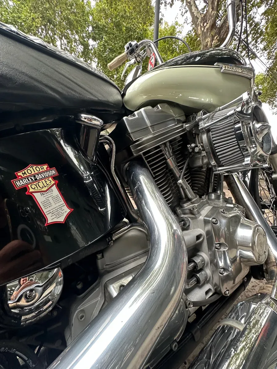 Mira esta publicación de Harley Davidson FLS Softail Slim Black 2000 en Motordil