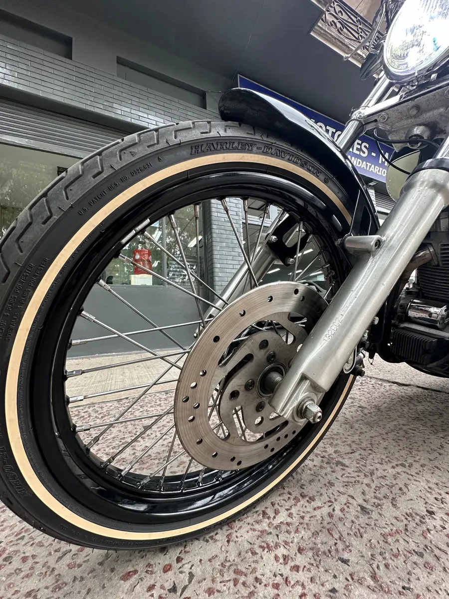 Mirá esta publicación de Harley Davidson FLS Softail Slim Black