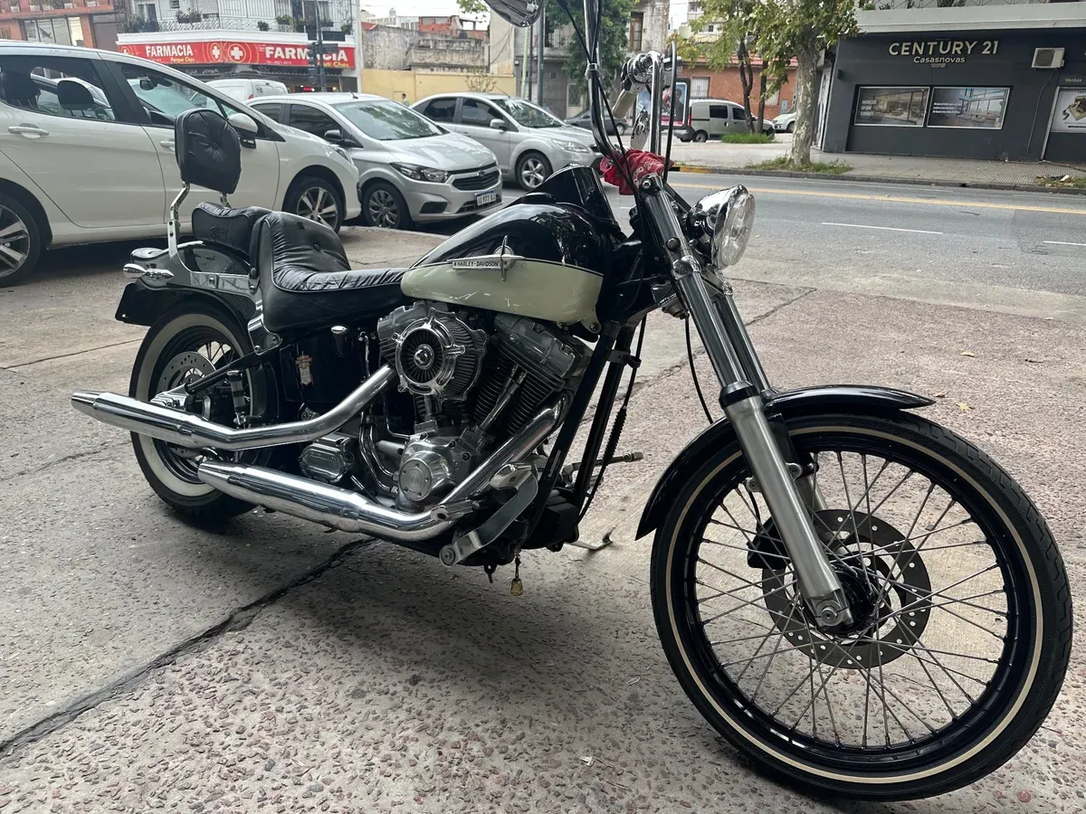 Mira esta publicación de Harley Davidson FLS Softail Slim Black 2000 en Motordil
