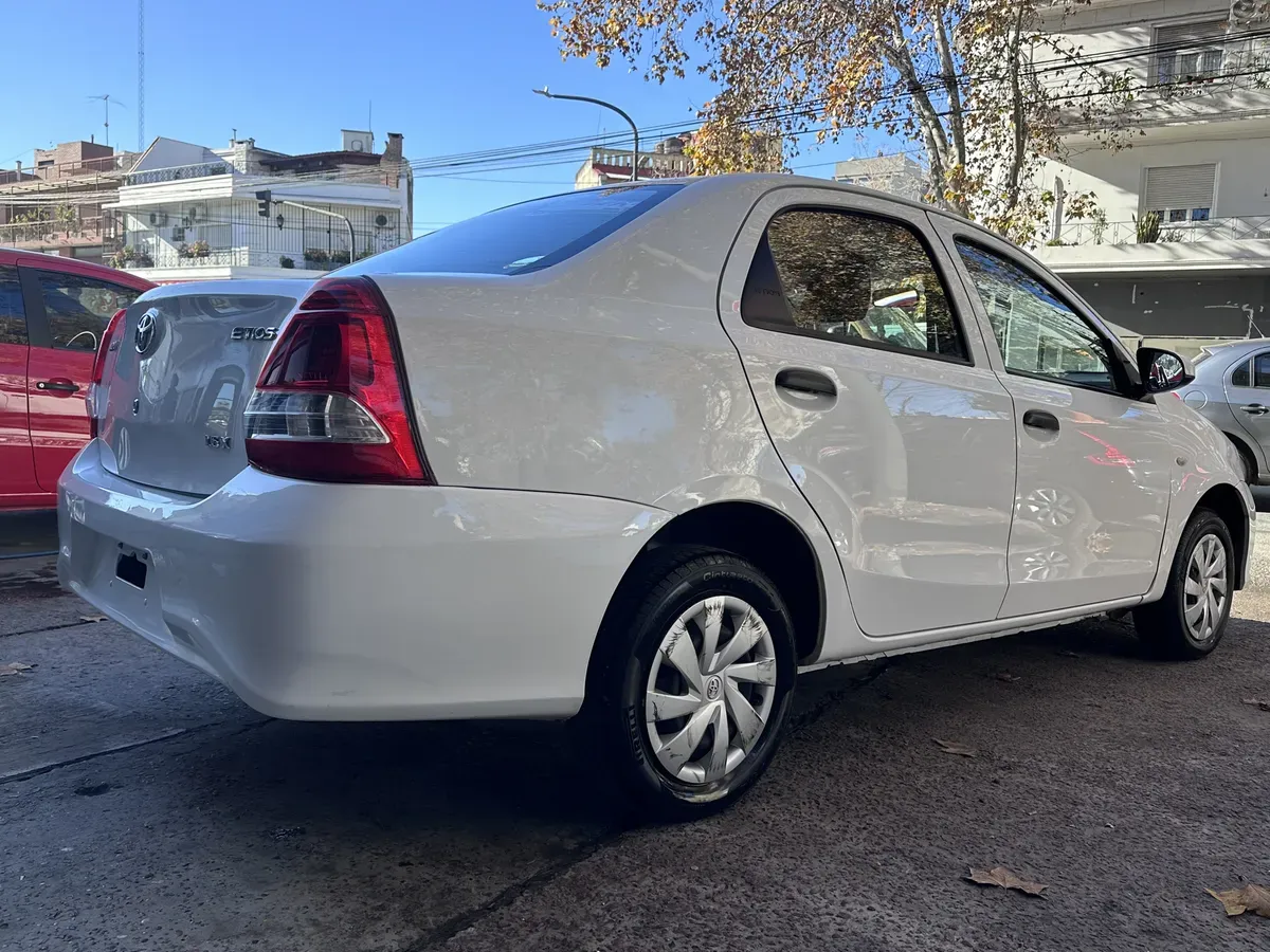 Mira esta publicación de Toyota Etios 2023 en Motordil