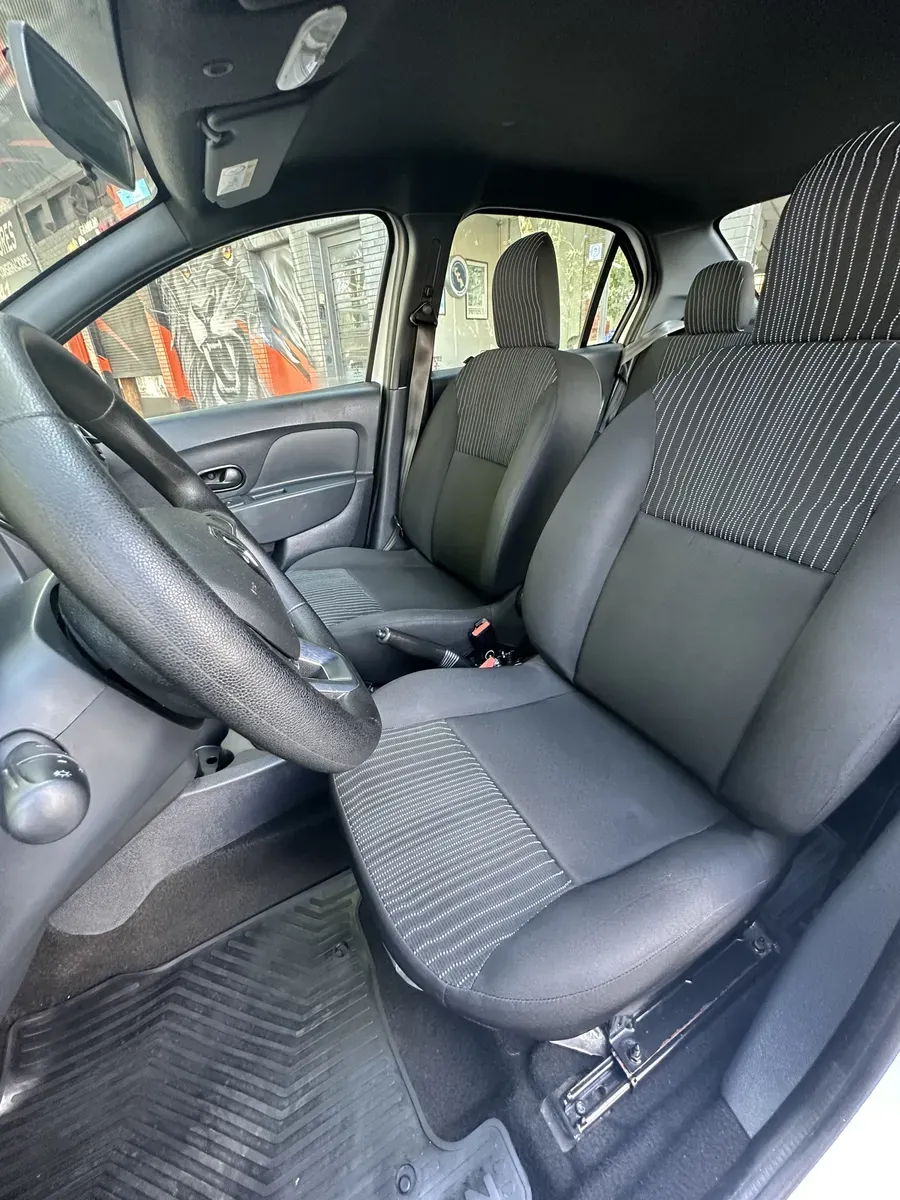 Mira esta publicación de Renault Logan 2023 en Motordil