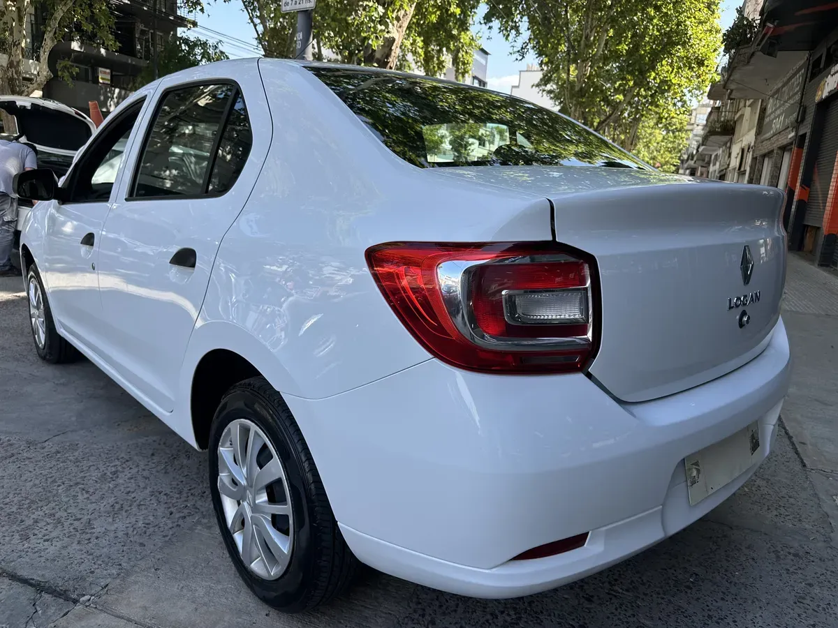 Mira esta publicación de Renault Logan 2023 en Motordil