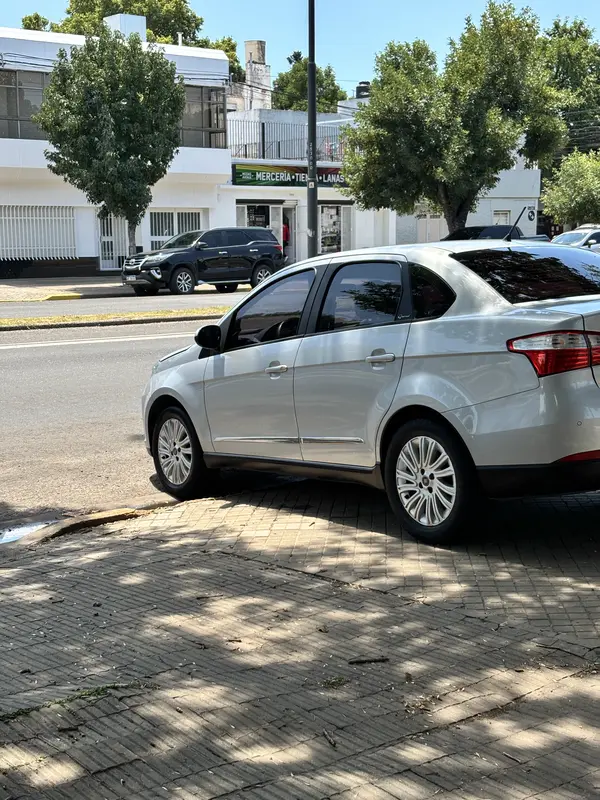 Mira esta publicación de Fiat Grand Siena 2015 en Motordil