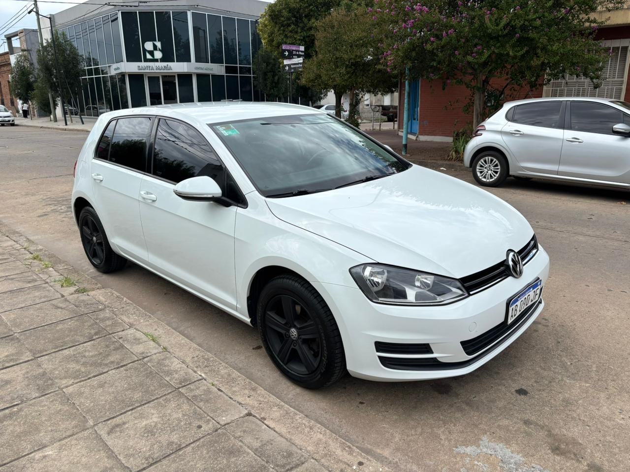 Mira esta publicación de Volkswagen Golf 2017 en Motordil