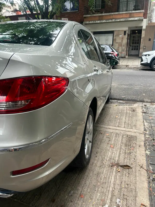 Mira esta publicación de Peugeot 408 2011 en Motordil