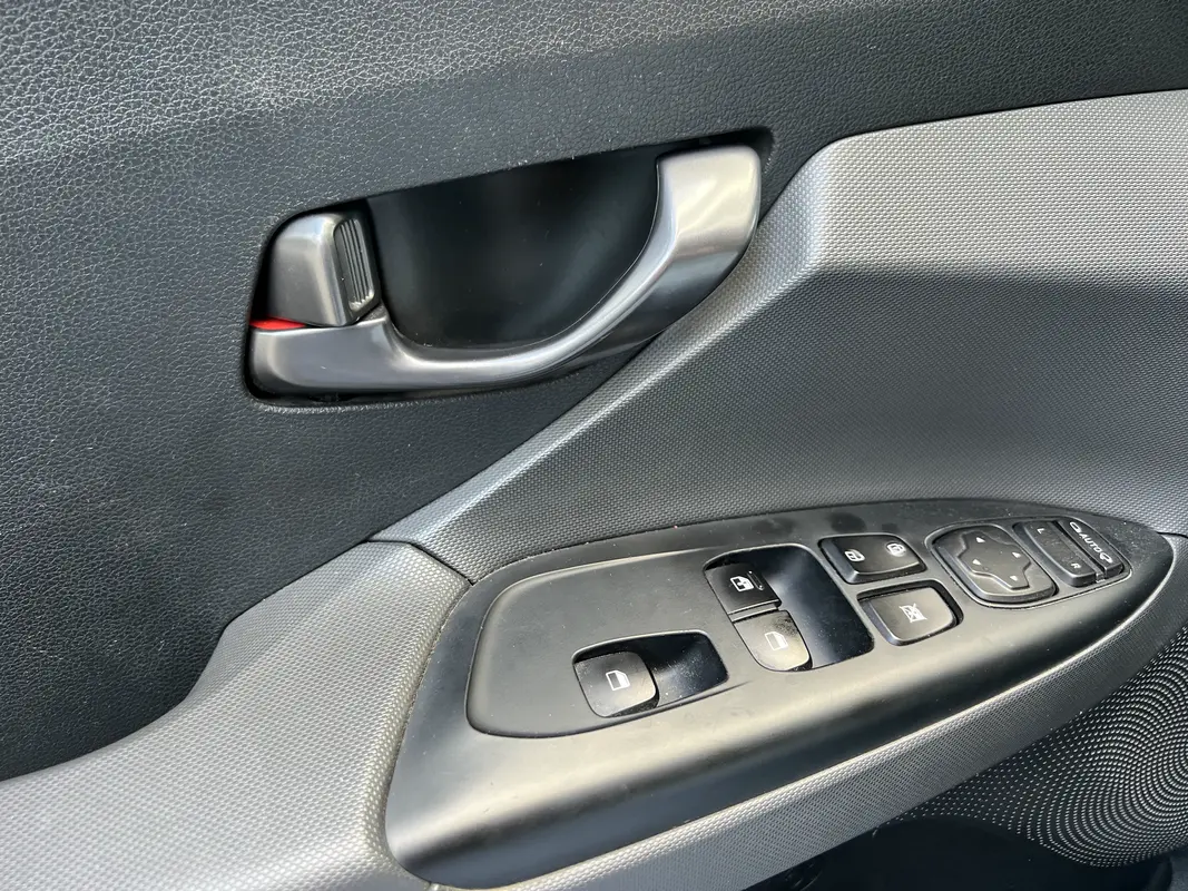 Mira esta publicación de Hyundai Veloster 2019 en Motordil