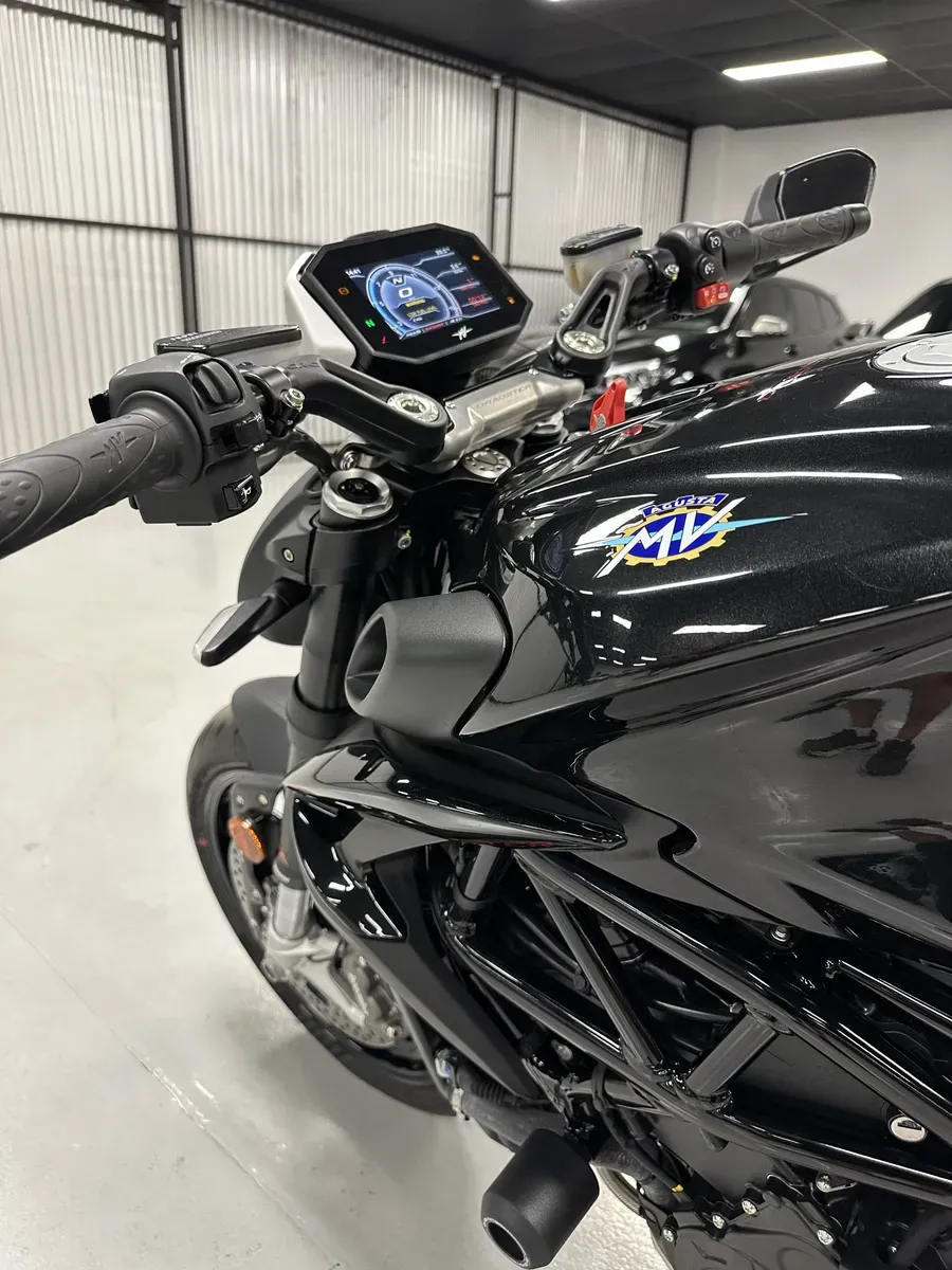 Mira esta publicación de Mv Agusta Dragster R 2023 en Motordil