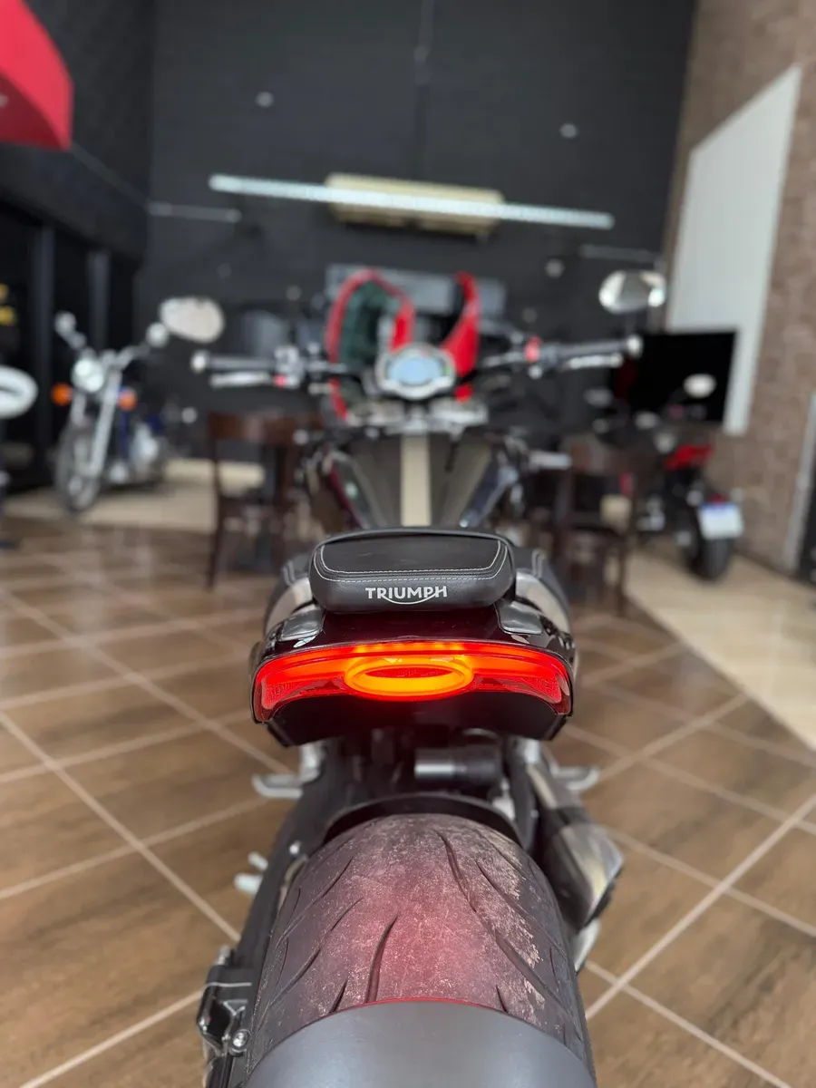 Mira esta publicación de Triumph Rocket 3R 2020 en Motordil