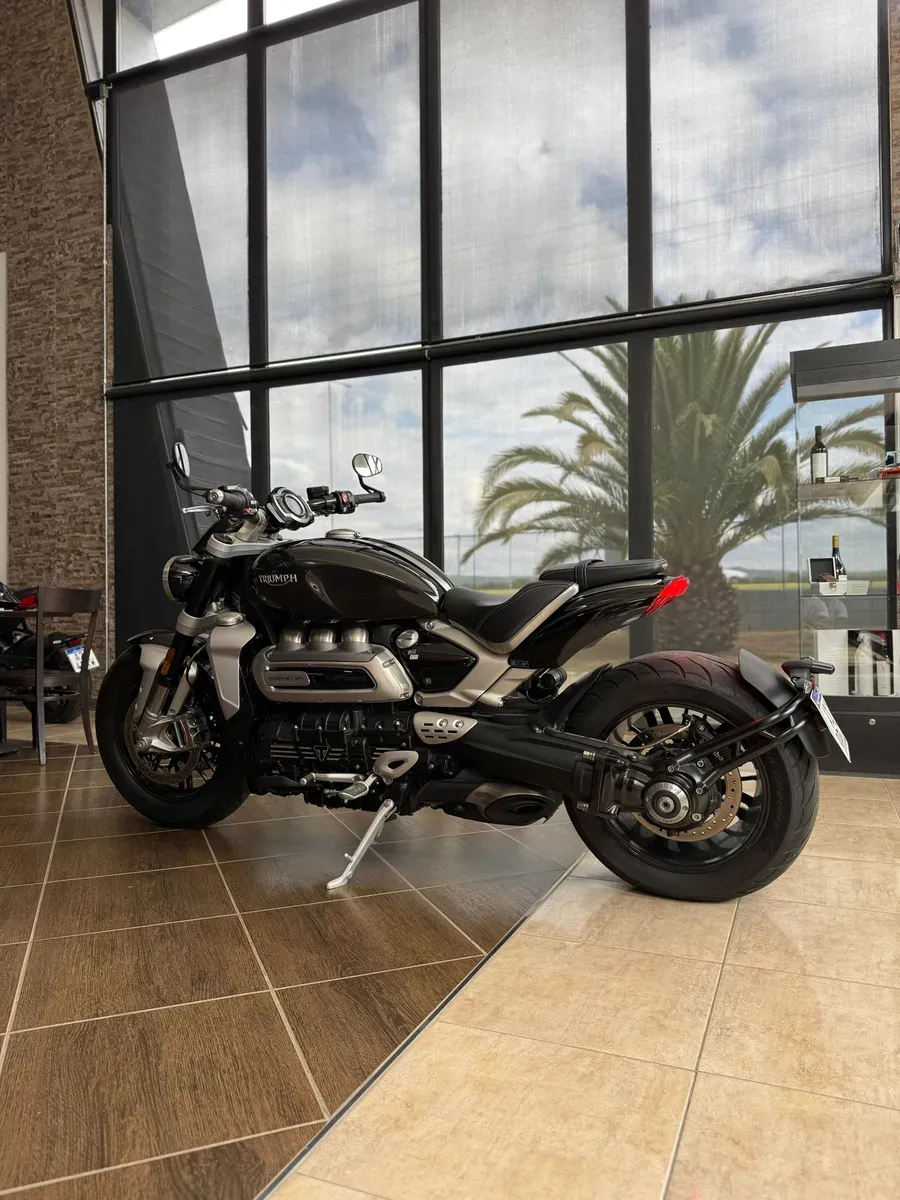 Mira esta publicación de Triumph Rocket 3R 2020 en Motordil