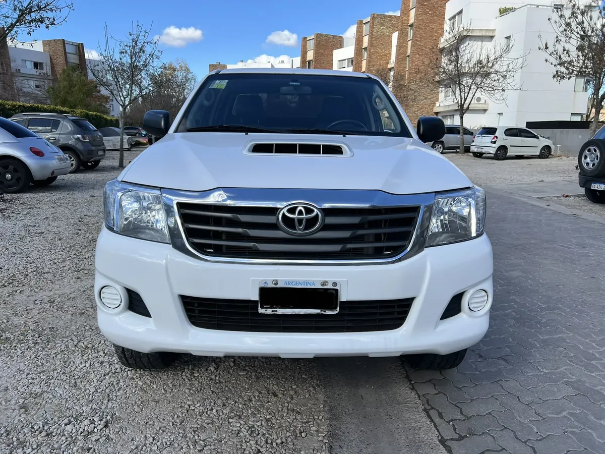 2014 Toyota Hilux - 23,000 USD - 146,000 Kms | Motordil