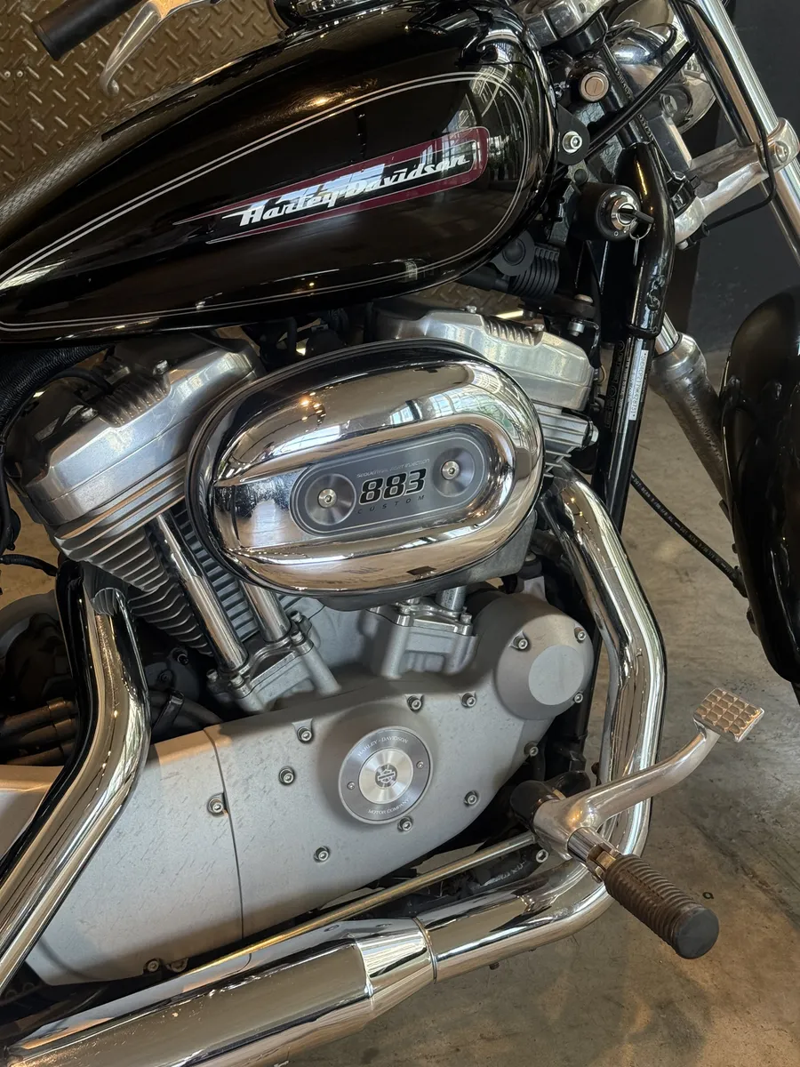 Mirá esta publicación de Harley Davidson 883 Superlow 2 Tone